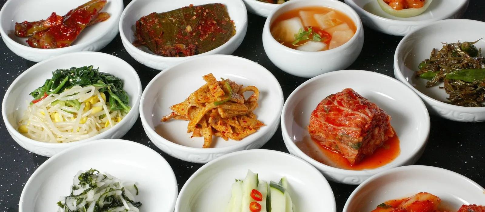 점심엔 반찬 일곱 가지 8,000원 백반